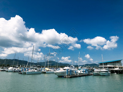 宝杨码头社论说明泰国普吉Phuket2019年月日至泰国渔船在普吉码头的高速船轮等待观光者去钓鱼蓝色的背景