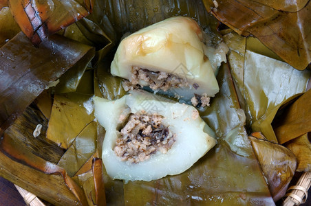 越南语填充街道食物BanhGio或金字塔形大米面团金字塔形是美味的街头食品用米粉制成的饮食品其中含有猪肉花生和香蕉叶包装的木头耳图片