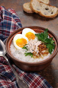 第一的食物大米粥姜汁加鸡蛋肉脆煎尾葱和冰淇淋菜肴图片