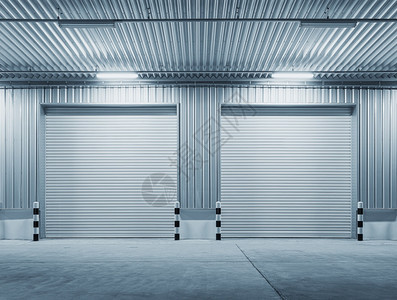 屋顶灰色的安全为工业背景在厂大楼外建筑的封闭门或滚和混凝土地板图片