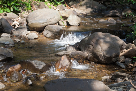 环境从山上流下来的瀑布从山上流下来的溪总有一个小石瀑布河叶子图片