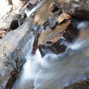 那里晴天速度从山上流下来的瀑布从山上流下来的溪总有一个小石瀑布图片