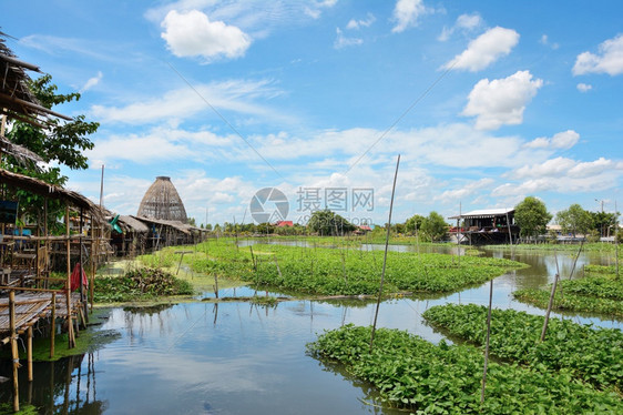 艺术泰国在运河边缘的泰国市场以天空为背景地标观图片