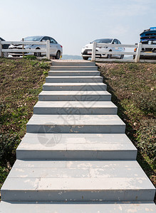 模糊叶子白色的从茶种植场到停车的白色木制楼梯在车行布卢尔图片