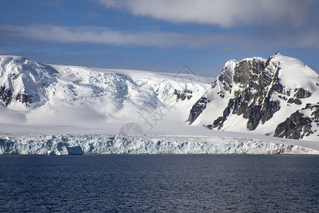 偏蓝经过存储南极洲的蓝色天空和海洋覆盖着山脉的雪图片