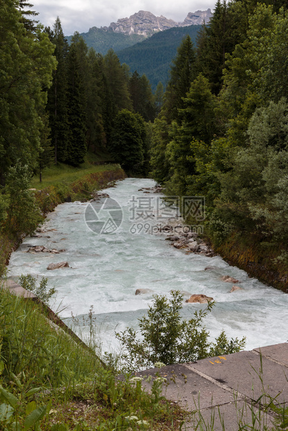 白净水流和山峰背景的白纯水流远足结石木头图片