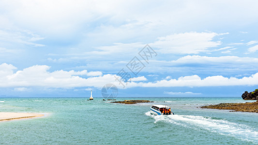 闲暇乘着海上游客的高速船正在离开塔鲁陶岛海岸夏季在太渡公园TarutaoNationalPark是泰国佐敦的一个著名景点非常美丽图片