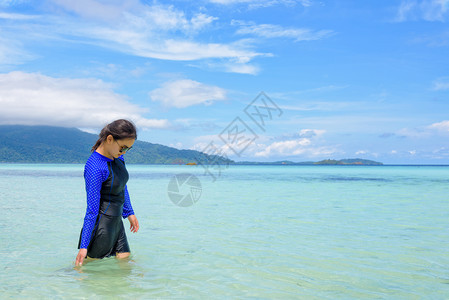 海边潜水的女人图片