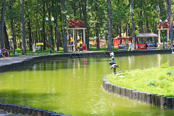 路门户14娱乐城市公园里的凉亭湖人们在哈尔科夫的高基公园休息城市里的景观设计人们在城市公园里散步城市公园里的凉亭湖图片