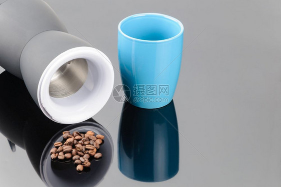 目的配饰罗布斯塔黑色咖啡研磨机灰镜背景上只有小豆子和杯咖啡研磨机灰镜背景上有豆子和杯复制空间图片