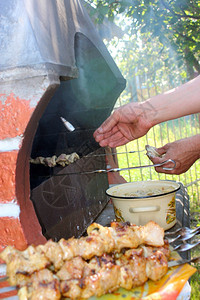 抽烟人手在火上烤开胃烧人手在火上用猪肉烤开胃烧碳烹饪图片