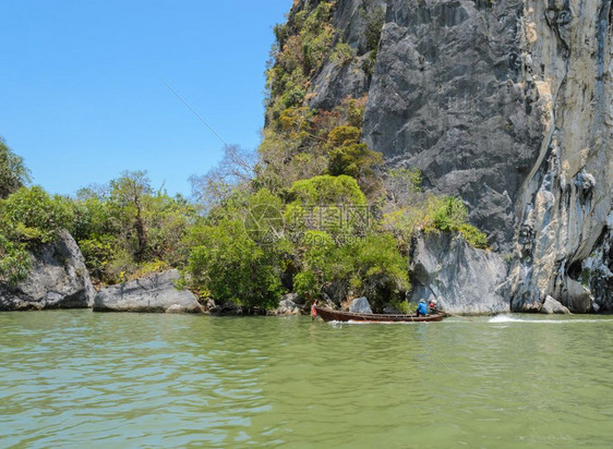 景观泰国PhangNga省PhangNgaBay公园长尾船和石灰海岸树图片