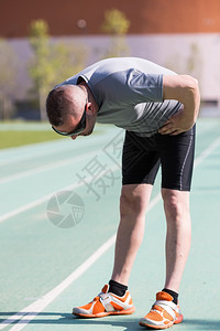 锻炼累体育运动员看到后疲劳地长途跋涉慢跑者痛重量背景