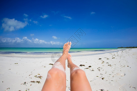 海边度假的女人特写图片
