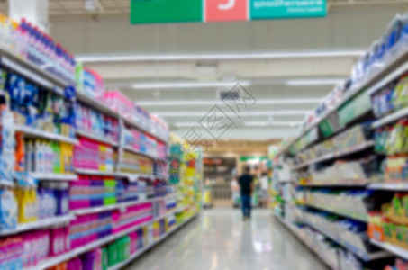 零售供应超级市场模糊了货物和食背景的架子杂货店图片