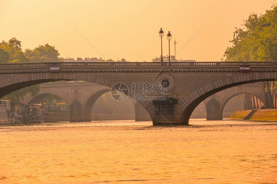 驳船在日落黄金之前法国在巴黎塞纳河上的法国石头桥在巴黎的赛纳河上人结石图片