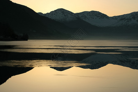 落下雄伟清晨拍摄金色天空和湖面的日出风景盛大山脉的月光大五在挪威欧洲户外场景极图片