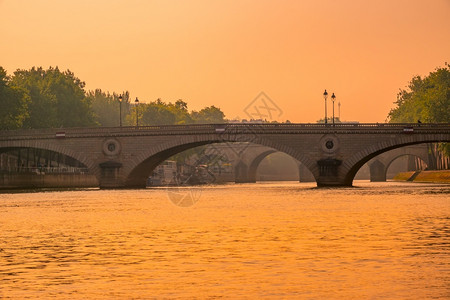 老的法国日落和石桥在巴黎大桥和金日落的塞纳河上城市罾图片