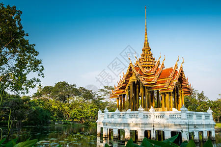 木头景观寺庙位于泰国曼谷蓝色天空的莲花池塘中心泰国展馆图片