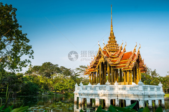 木头景观寺庙位于泰国曼谷蓝色天空的莲花池塘中心泰国展馆图片