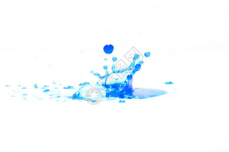流动雨蓝水在白色背景下喷洒照片来自蓝色水上喷洒雨滴图片