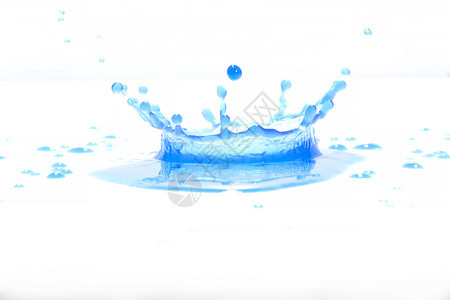清除蓝水在白色背景下喷洒照片来自蓝色水上喷洒冷冻圆圈图片