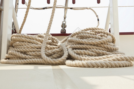木头娱乐在帆船甲板上装设的泥土绳套索图片