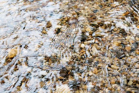 凉爽的干净溪流下水石块头图片