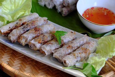 深的越南春卷糕饼或烤焦饭在越南烹饪时很受欢迎由肉和包装纸用米塞成然后深炸吃沙拉和鱼酱绿色自制图片