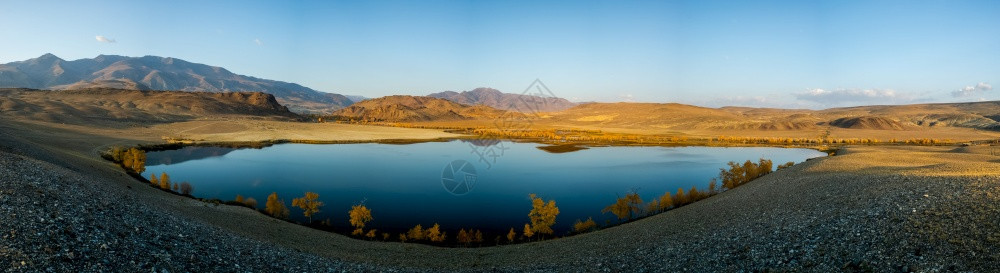 蓝色的山脉阿尔泰湖风景全一年中的时间是秋天阿尔泰山湖一年中的时间是秋天清除图片