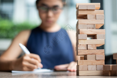 谜具有女商人背景的木块塔业务规划风险管理解决方案和战略概念机会稳定图片