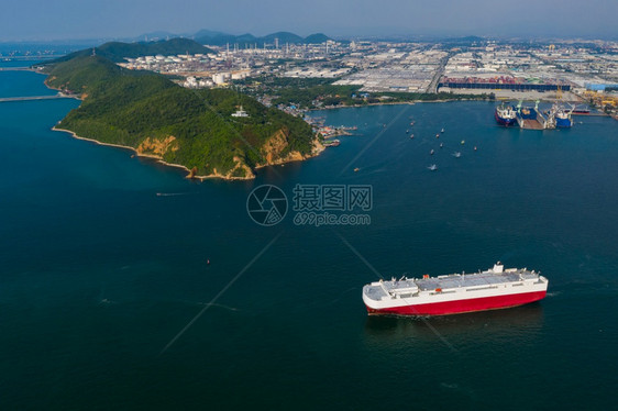 利用无人驾驶飞机从炼油厂背景地貌空中观察的海山出口到国际上和山的国际大型汽车客运船省海洋商业的图片