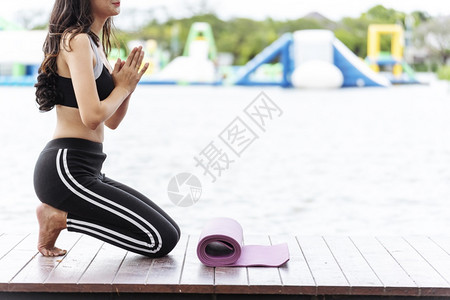 饮食拉伸马特女双手在瑜伽室外锻炼近亲在上午运动后滚泡沫体操场垫子女在街头城市公园概念上伸展健身运动康生活方式的理念图片