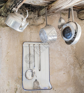 祖母用旧木梁锅电磨机水壶挂着的旧厨房用铝器滤准备图片