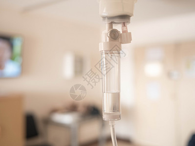 康复疾病药物在医院里用模糊的奢侈贵宾室背景为病人和输水泵提供盐碱溶液滴图片