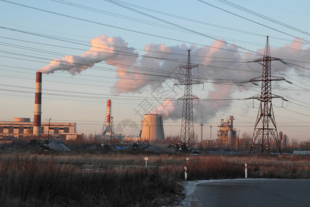 塔架环境的火电厂背景冒烟的高压输电线火厂高压输线图片