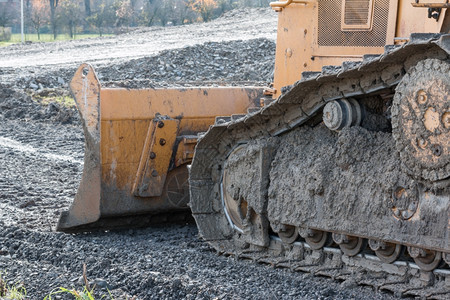 机器搬运工一种在建筑地的石矿采场关闭履带式搬运车挖掘机图片
