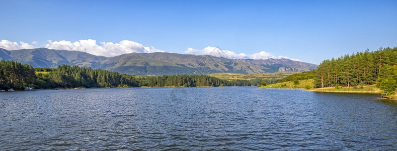 自然以平静的水森林和美丽天空来放松湖边的山地风景坝户外图片