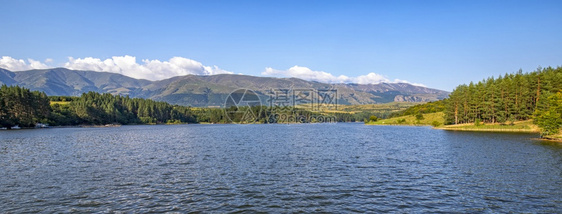 自然以平静的水森林和美丽天空来放松湖边的山地风景坝户外图片