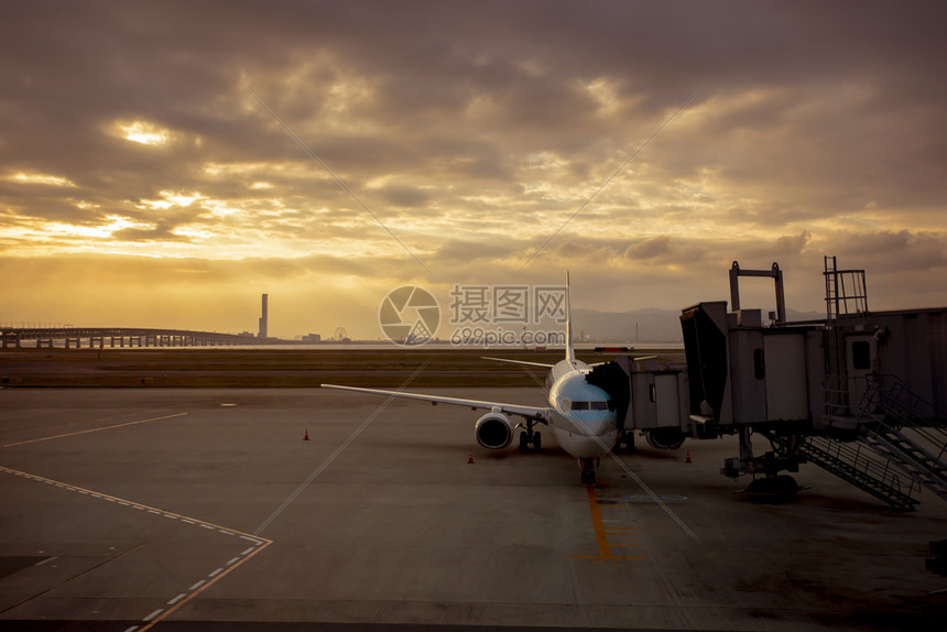 航班准备从机场起航的客清晨为离开场终点站做准备门飞机场图片