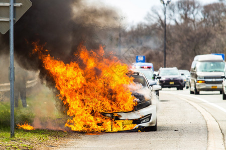 白天在高速公路交通事故中燃烧汽车在高速公路交通事故中燃烧汽车麻烦紧急情况风险图片