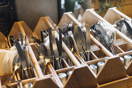 准备好餐厅室内厨房用的叉子刀和勺紧地穿衣随时可以服务速连科内部的图片
