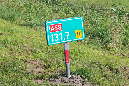 路边牌上的象征荷兰公里图片