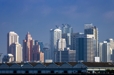 夜晚天空在前楼装有港口仓库的商区大楼内建造业区门户网站图片