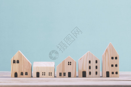 贷款建筑学以蓝背景立不同的木屋模型管理财产投资概念在蓝背景上建立不同的木屋模型购买图片