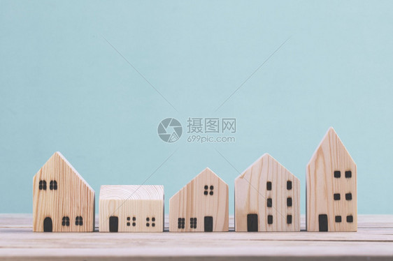 贷款建筑学以蓝背景立不同的木屋模型管理财产投资概念在蓝背景上建立不同的木屋模型购买图片