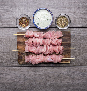绿色火鸡的粗片夹在大蒜酱和木制生锈背景最接近的顶端视图上调味料猪肉粉色的图片