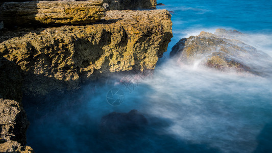 海浪拍打着岩石岸浪拍打着岩石岸殴景观白天图片