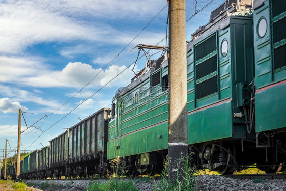 柴油机交货轨在铁路上行驶的火车列图片