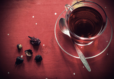 叶子一种透明杯配有水果茶叶和平凡式透明杯红桌布和茶叶上含水果平凡式健康图片